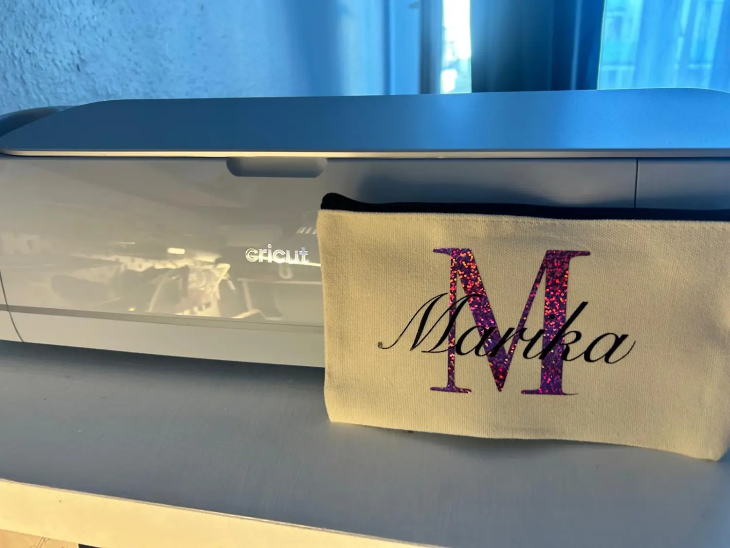 Eine Cricut-Schneidemaschine und ein damit gestalteter personalisierter Beutel von Marika’s Dream World