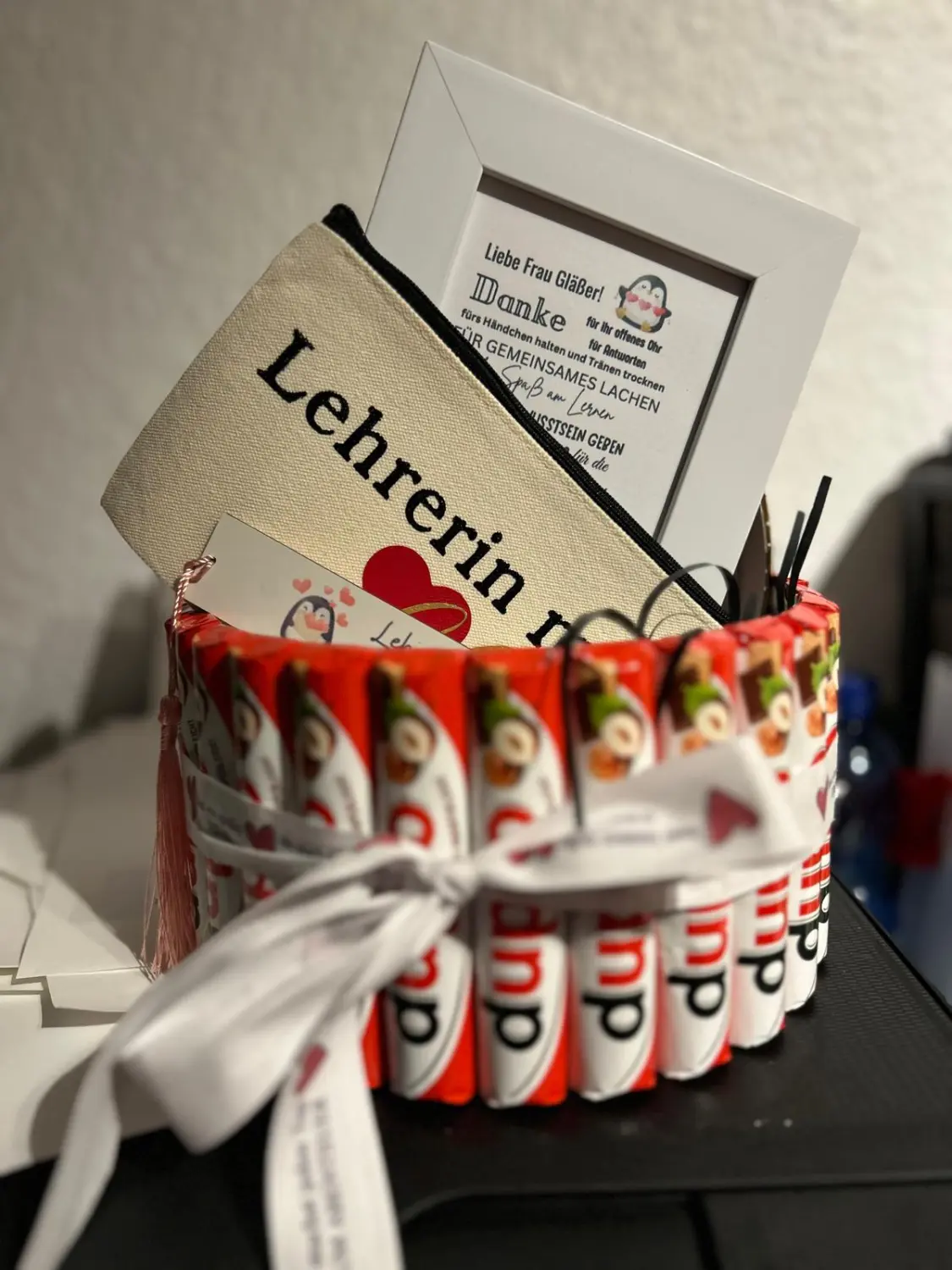 Ein kreatives Geschenk für eine Lehrerin, ideal als Abschieds- oder Dankeschöngeschenk, bestehend aus einem Federmäppchen und einer Sammlung Kinder Duplo-Schokoriegel. Von Marika’s Dream World