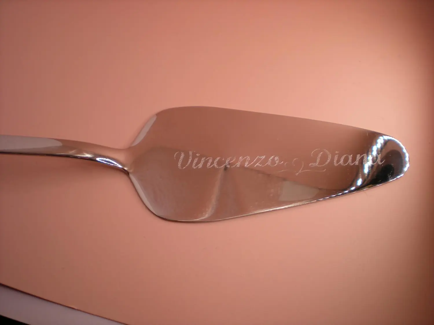 Ein Tortenheber aus Edelstahl mit der Namensgravur „Vincenzo Diana“. von Marika’s Dream World